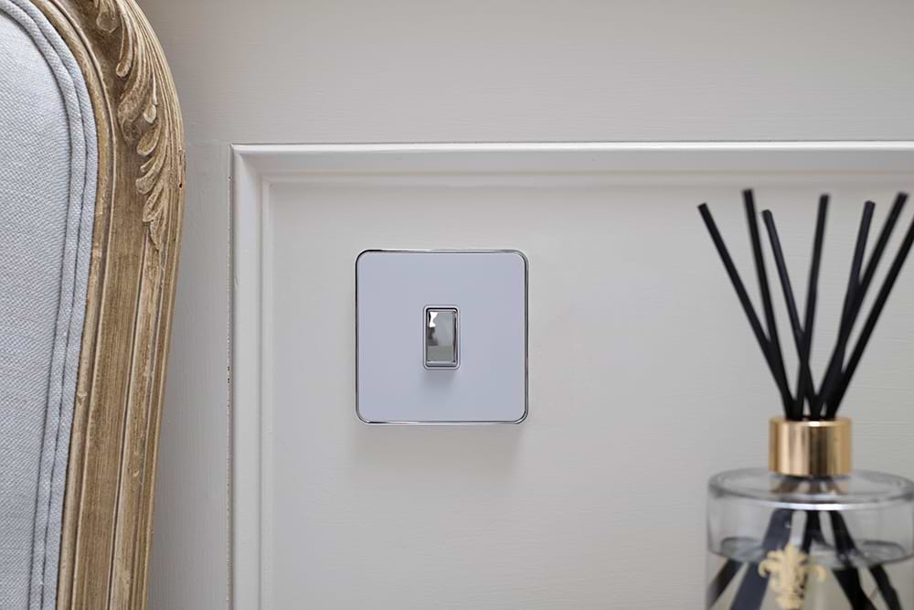 Soho Lighting White & Polished Chrome With Chrome Edge 10A 1 Gang Intermediate Switch White Inserts Screwless