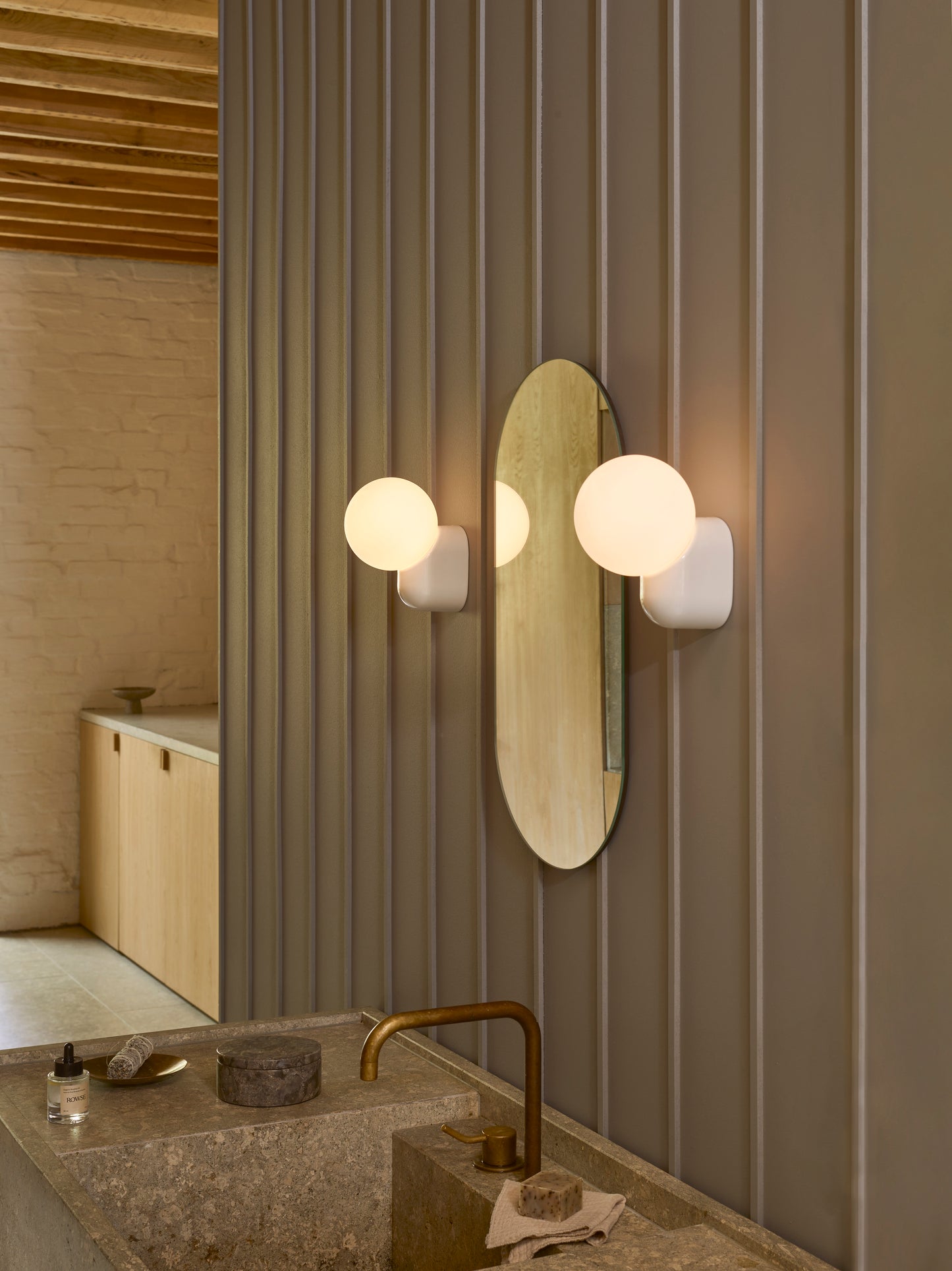 Lyra Wall Single