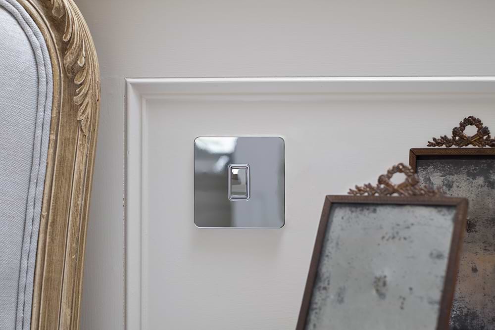 The Finsbury Collection Polished Chrome Flat Plate 10A 1 Gang 2 Way Switch Wht Ins Screwless