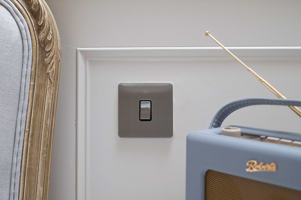 The Lombard Collection Brushed Chrome Flat Plate 1 Gang Intermediate Switch Blk Ins Screwless
