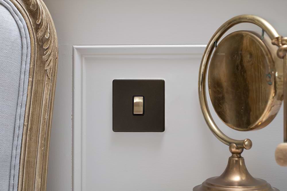 Soho Lighting Bronze & Brushed Brass 10A 1 Gang Intermediate Switch Black Inserts Screwless