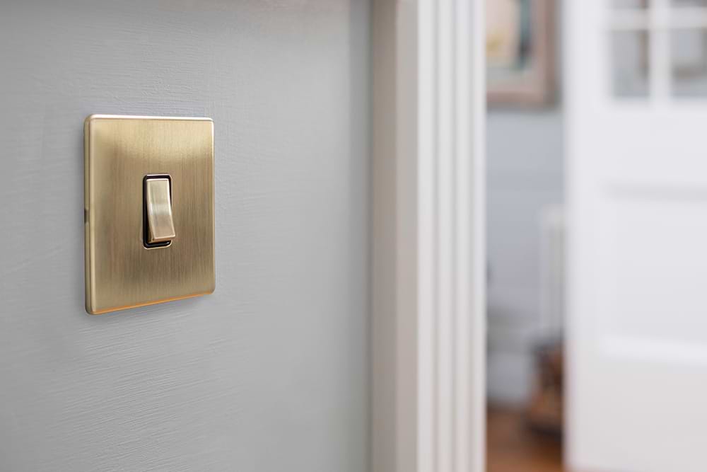 The Savoy Collection Brushed Brass 1 Gang 2 Way 10A Light Switch Blk Ins Screwless