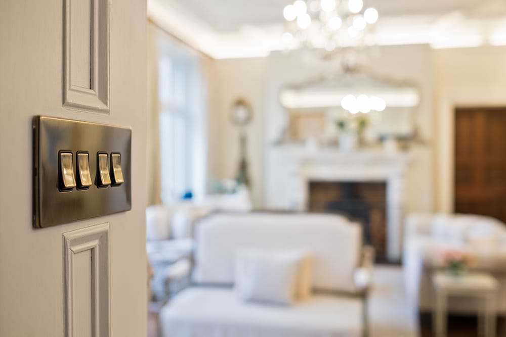 The Charterhouse Collection 4 Gang 2 Way 10A Light Switch Blk Ins Screwless Antique Brass