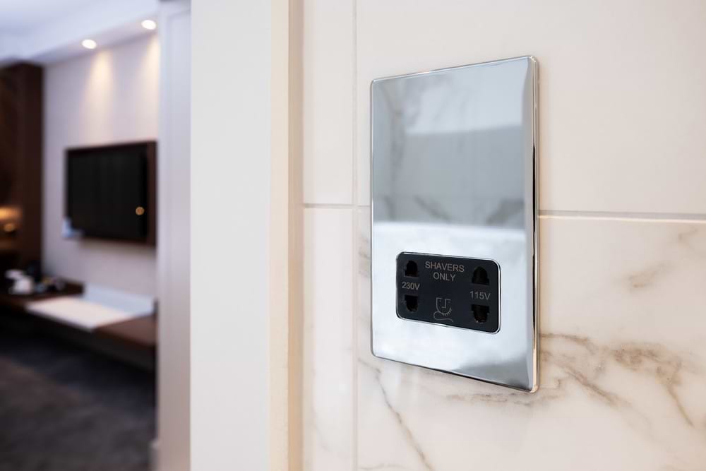 The Finsbury Collection Polished Chrome Shaver Socket Dual Voltage 115/230v Blk Ins Screwless