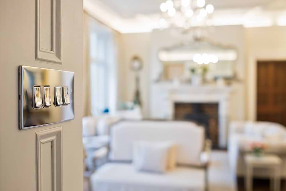 The Finsbury Collection Polished Chrome 4 Gang Intermediate Switch Wht Ins Screwless