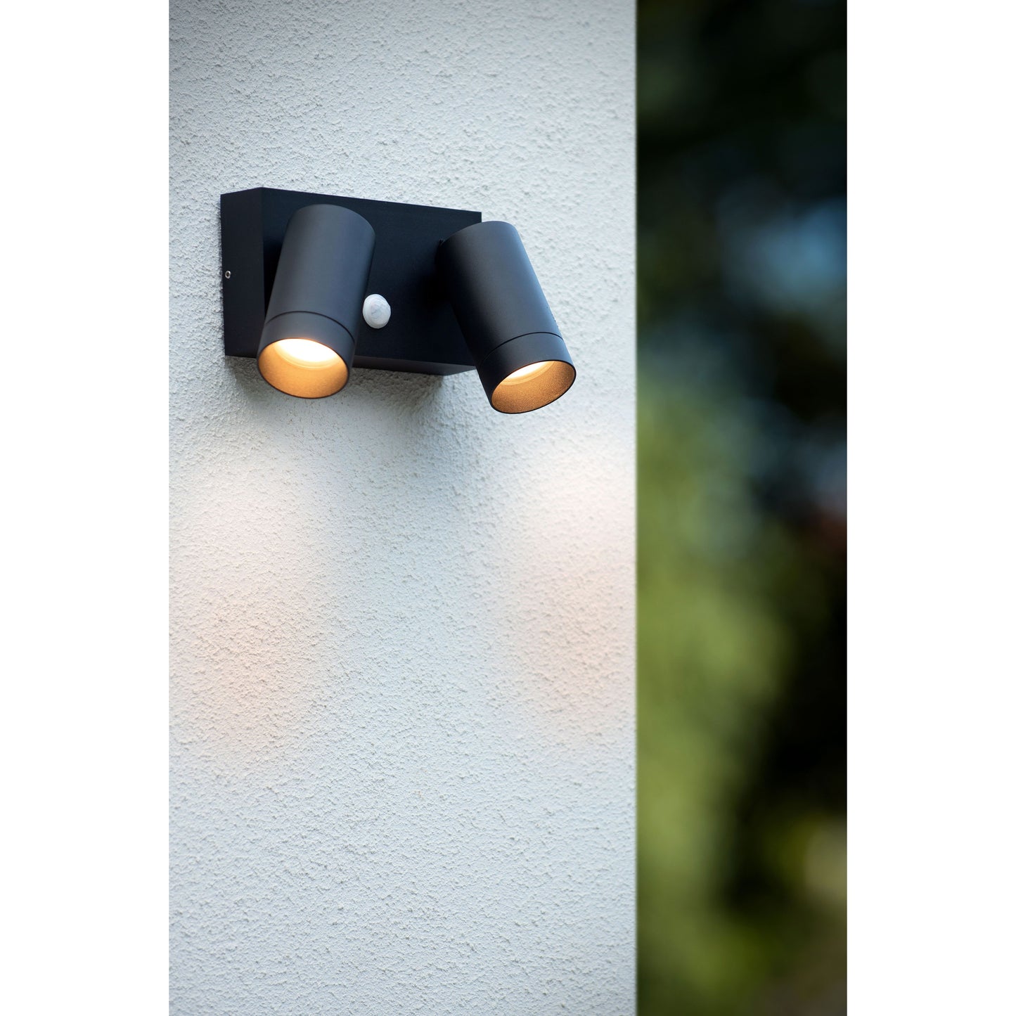 Lucide TAYLOR - Wall spotlight / Wall light Indoor/Outdoor - 2xGU10 - IP54 - Motion & Day/Night Sensor - Black