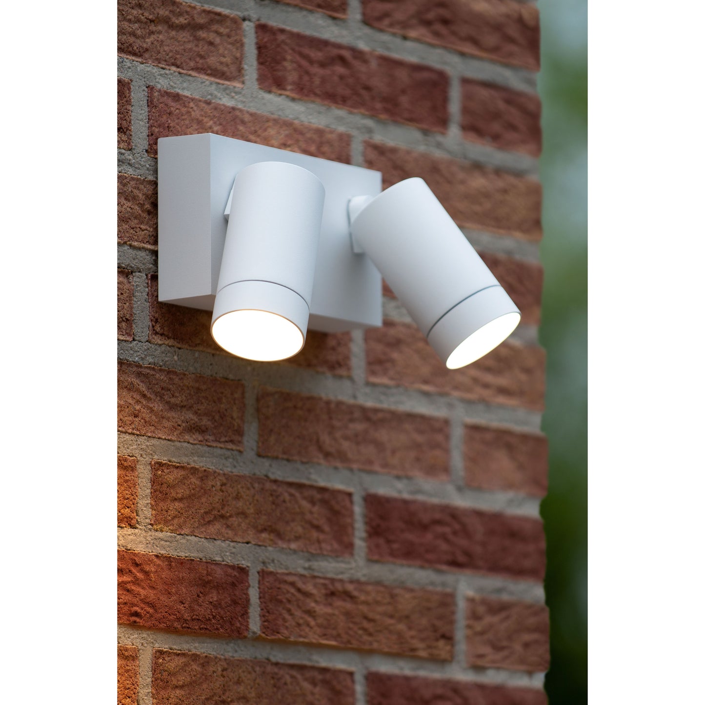 Lucide TAYLOR - Wall spotlight / Wall light Indoor/Outdoor - 2xGU10 - IP54 - Motion & Day/Night Sensor - White