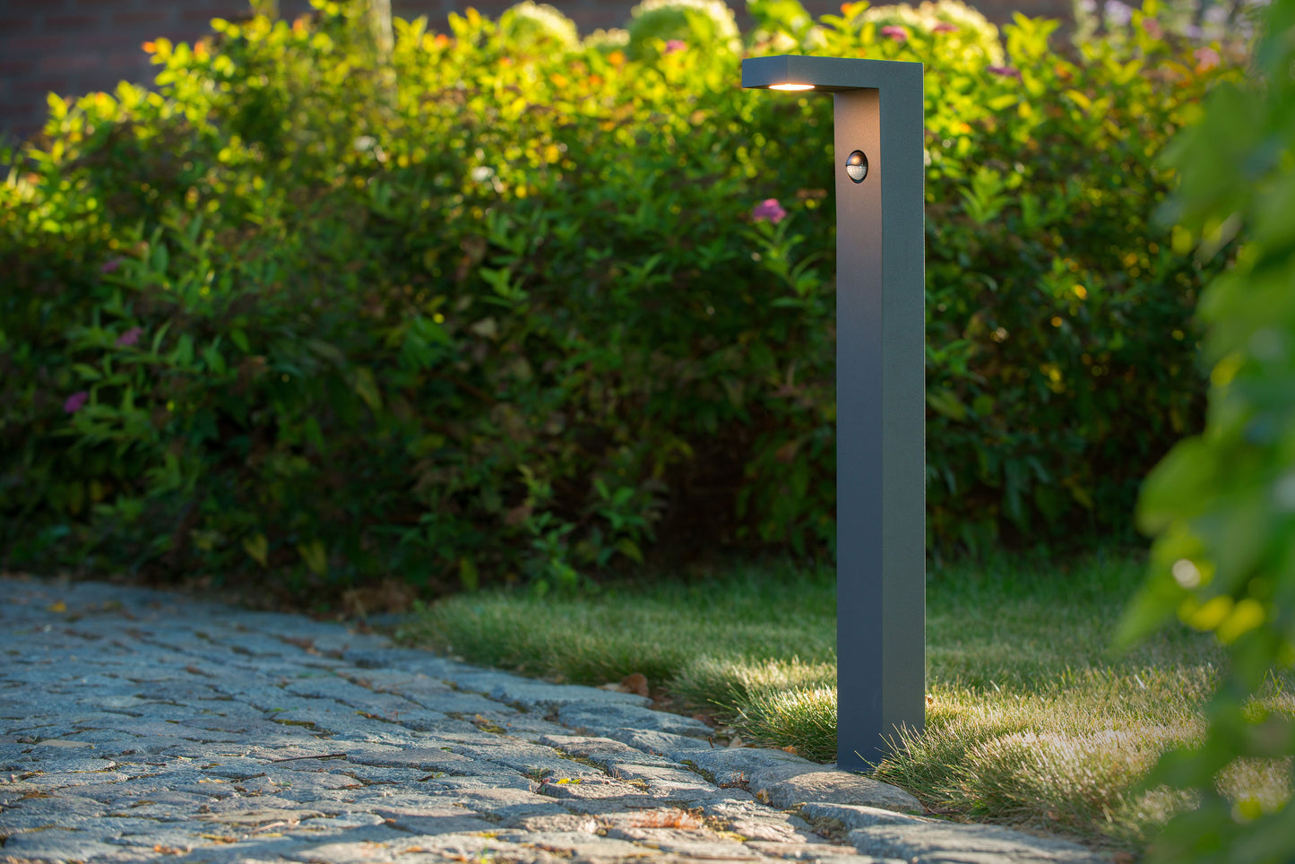 Lucide TEXAS-IR - Bollard light - LED - 1x7W 3000K - IP54 - Motion & Day/Night Sensor - Anthracite