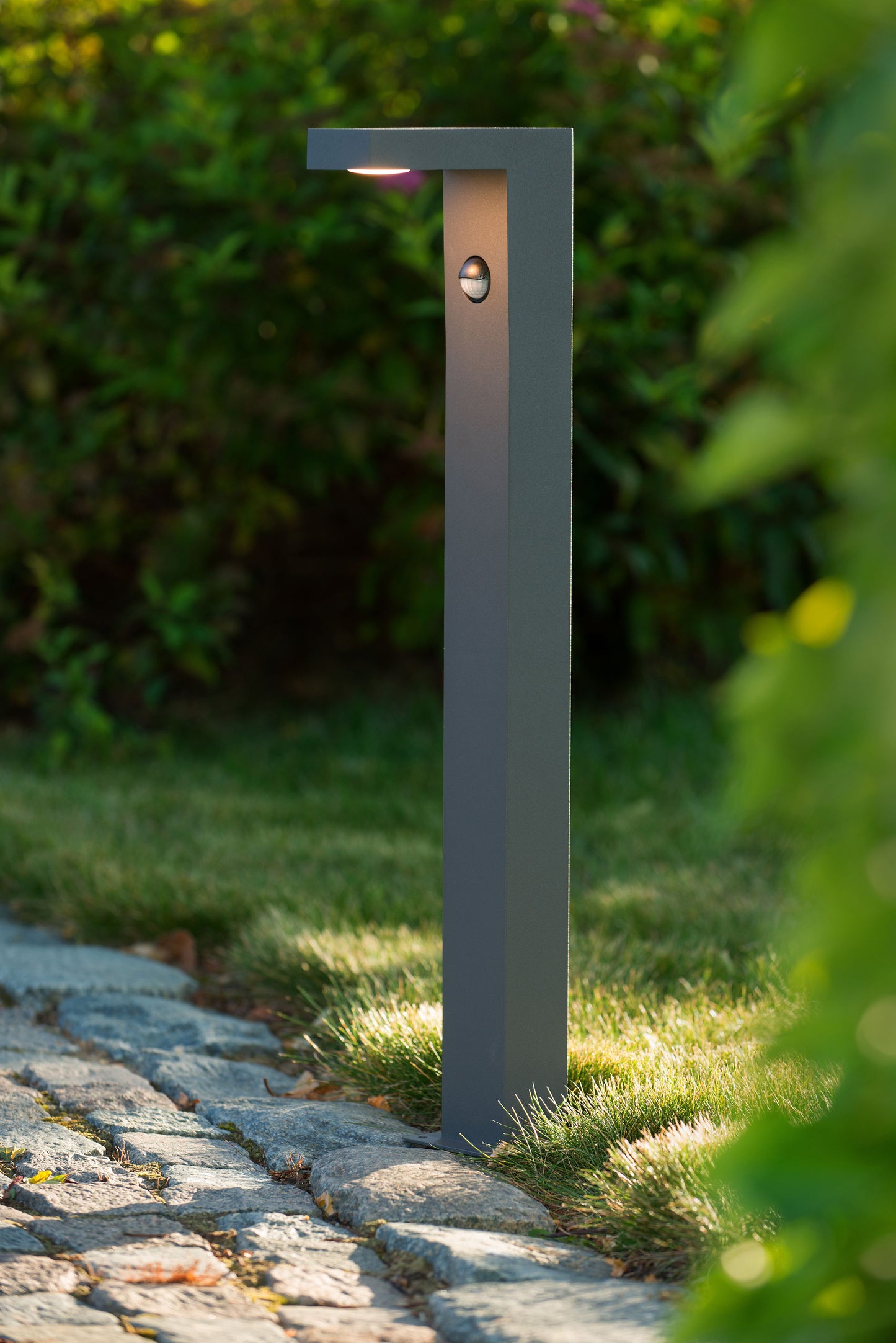 Lucide TEXAS-IR - Bollard light - LED - 1x7W 3000K - IP54 - Motion & Day/Night Sensor - Anthracite