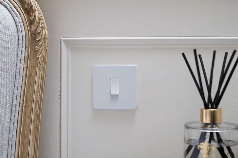 The Eldon Collection White Metal Flat Plate 1 Gang Intermediate Switch Wht Ins Screwless