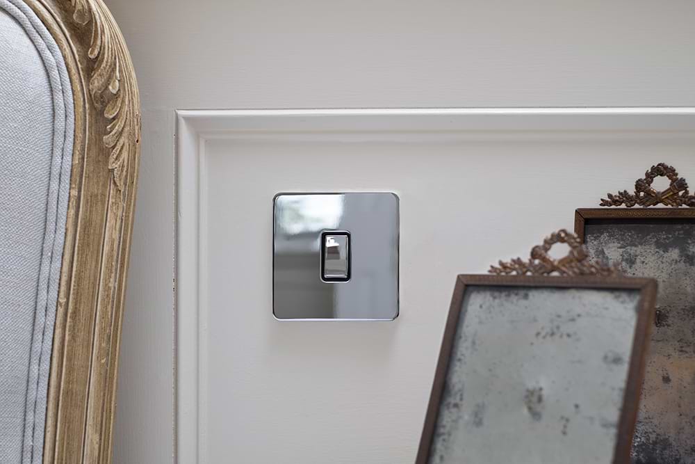 The Finsbury Collection Polished Chrome Flat Plate 10A 1 Gang 2 Way Switch Blk Ins Screwless