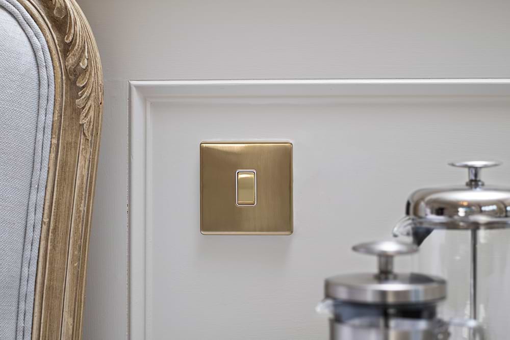 The Savoy Collection Brushed Brass 1 Gang Intermediate Switch Wht Ins Screwless