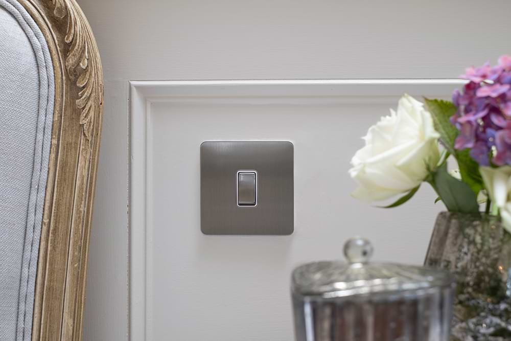 The Lombard Collection Brushed Chrome Flat Plate 10A 1 Gang 2 Way Switch Wht Ins Screwless