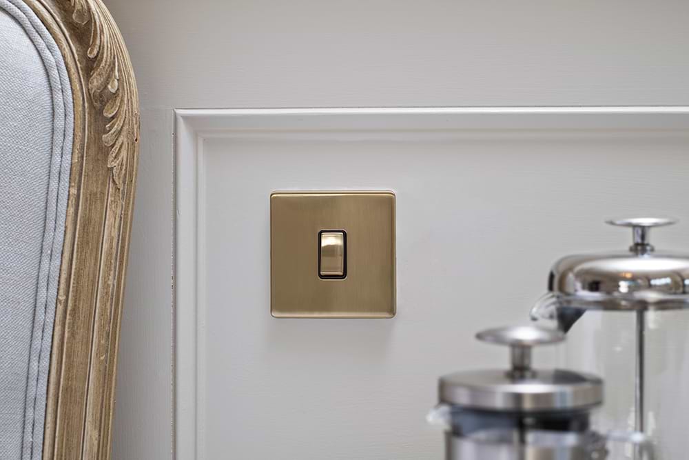 The Savoy Collection Brushed Brass 1 Gang 2 Way 10A Light Switch Blk Ins Screwless