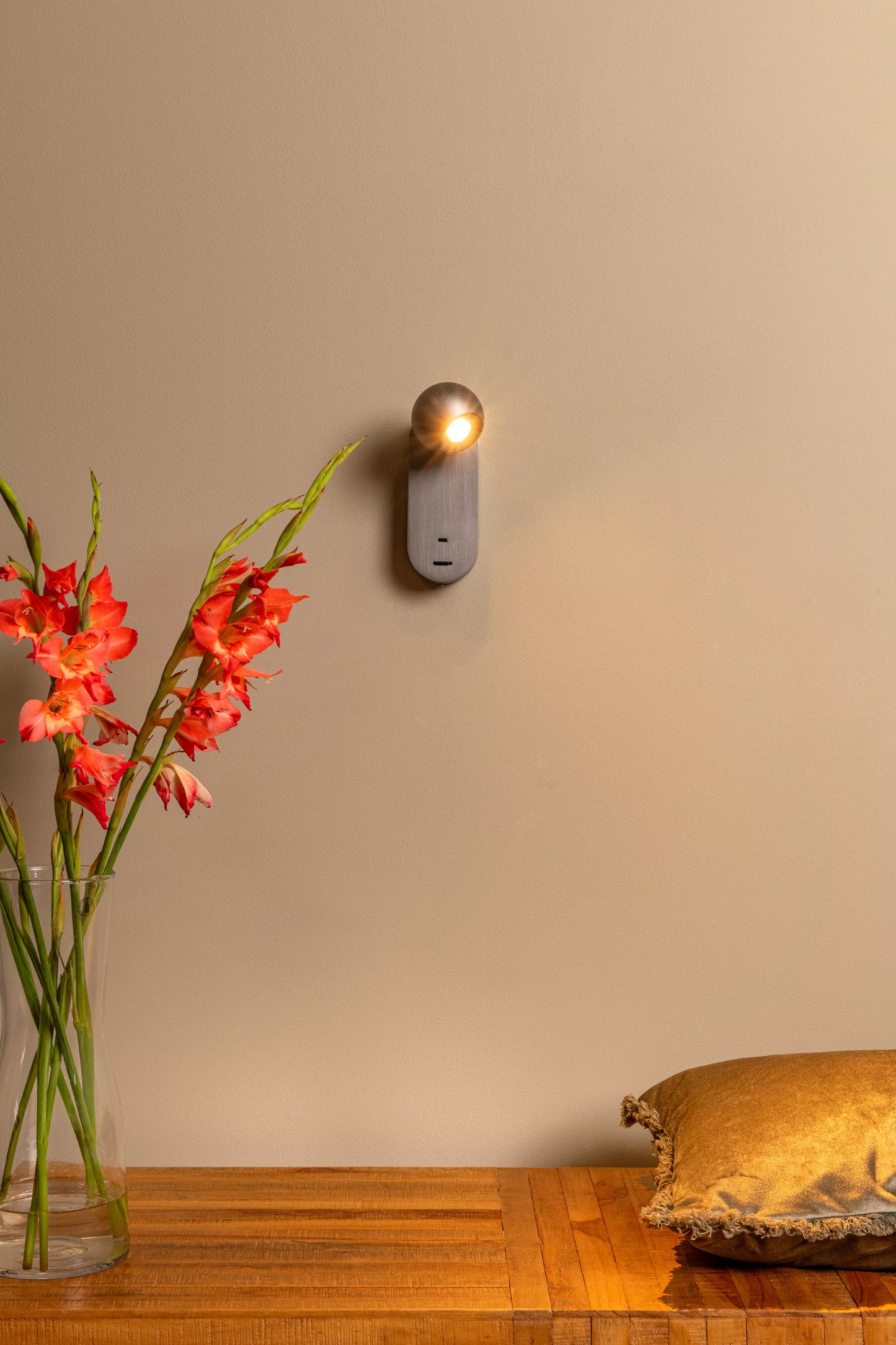 Lucide MONTANA - Wall light - LED - CCT - 1x6,3W 2700K/4000K - With USB charging point - Grey iron | Premium