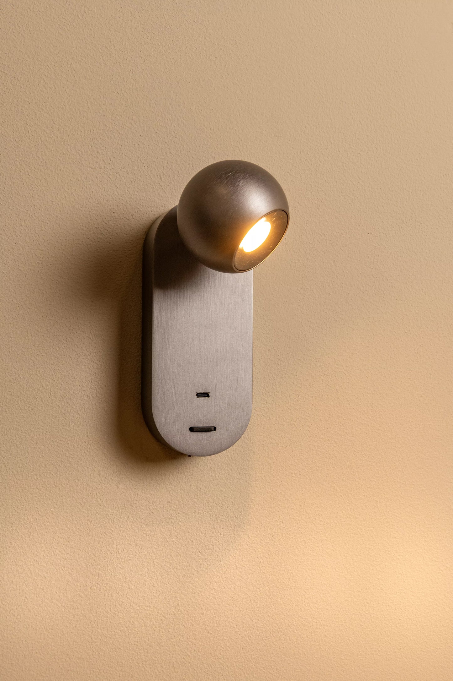 Lucide MONTANA - Wall light - LED - CCT - 1x6,3W 2700K/4000K - With USB charging point - Grey iron | Premium