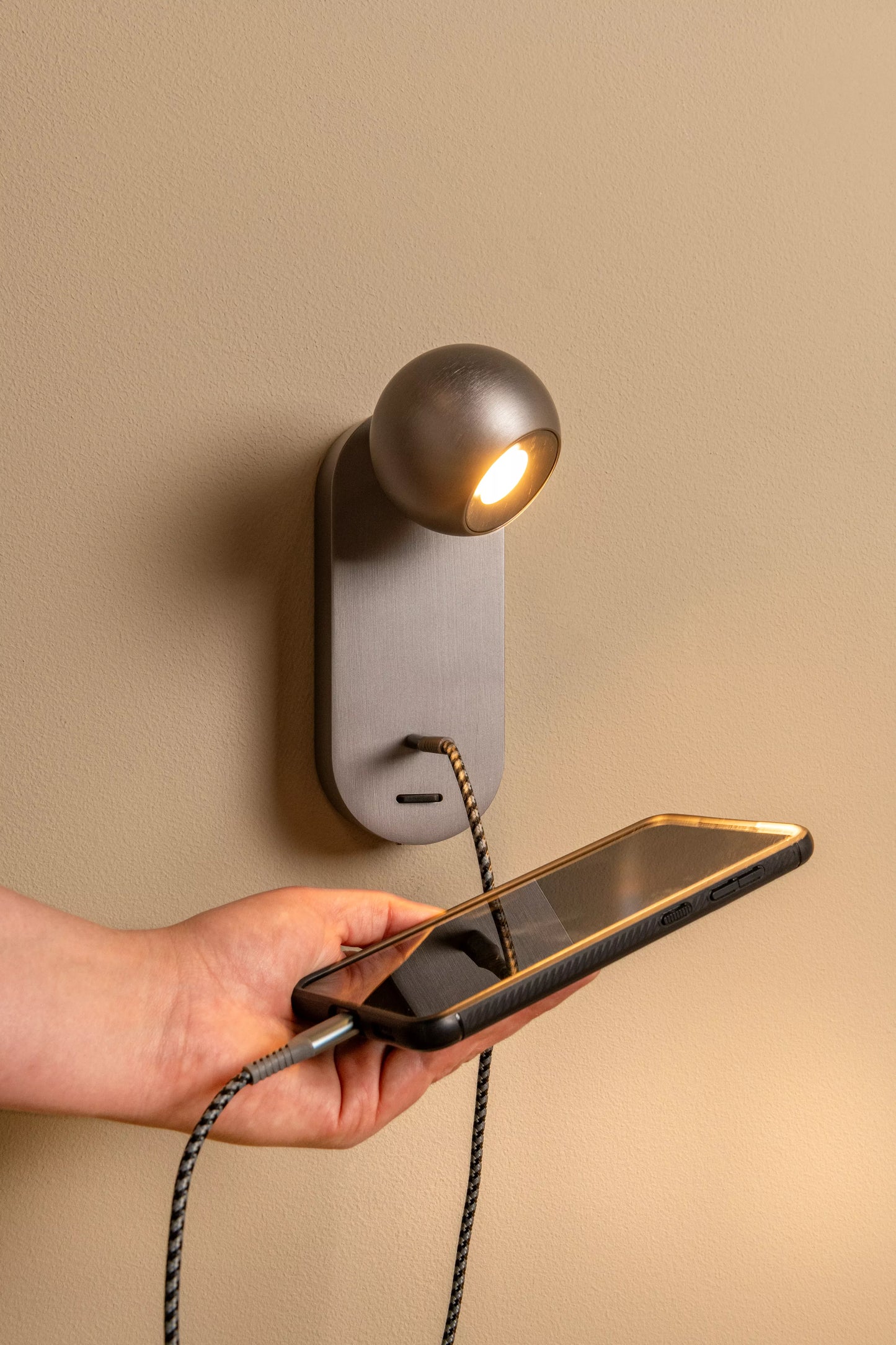 Lucide MONTANA - Wall light - LED - CCT - 1x6,3W 2700K/4000K - With USB charging point - Grey iron | Premium