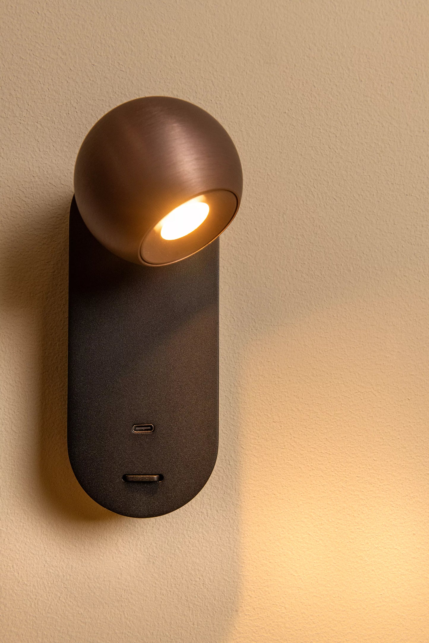 Lucide MONTANA - Wall light - LED - CCT - 1x6,3W 2700K/4000K - With USB charging point - Coffee | Premium