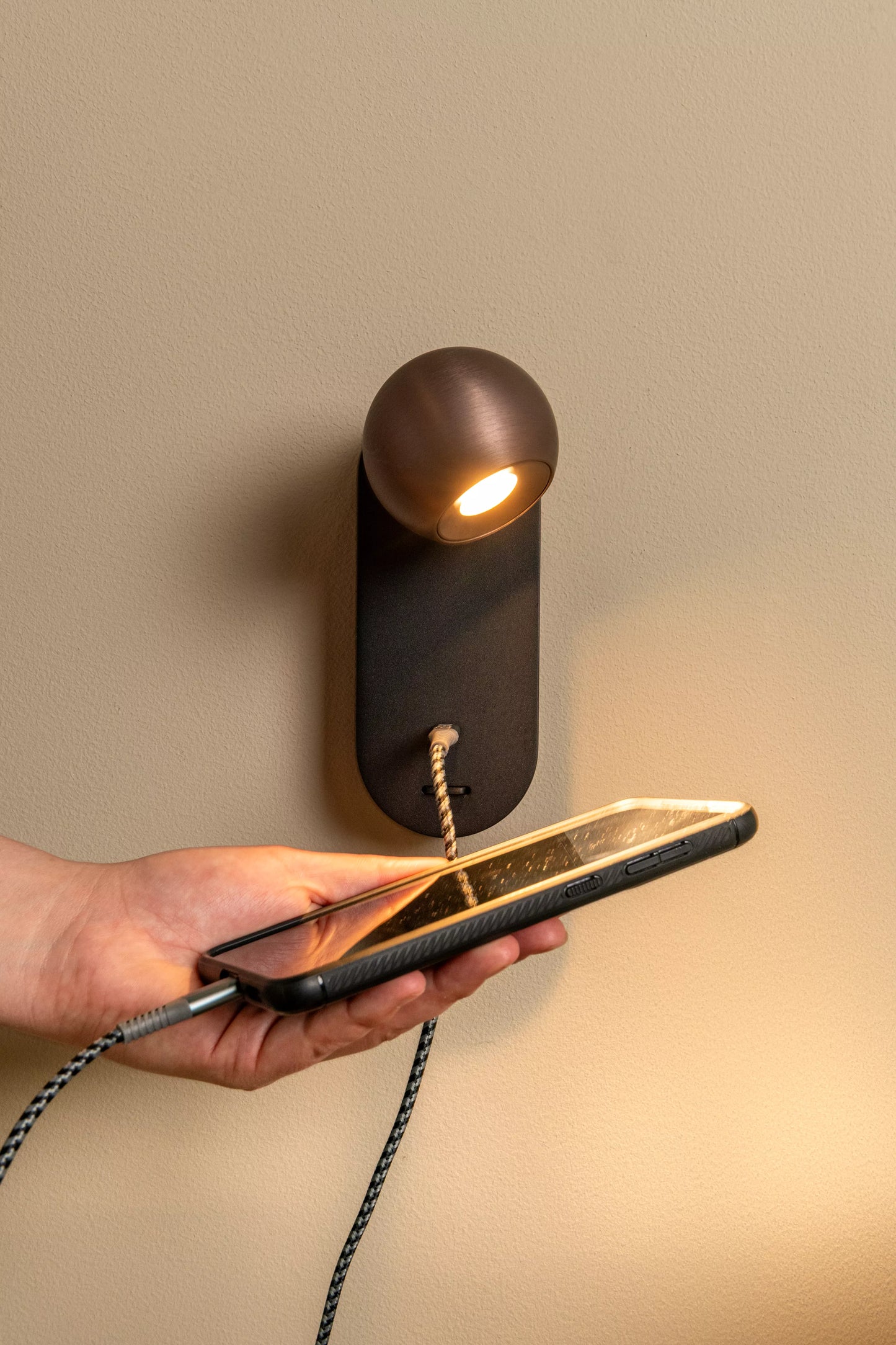 Lucide MONTANA - Wall light - LED - CCT - 1x6,3W 2700K/4000K - With USB charging point - Coffee | Premium