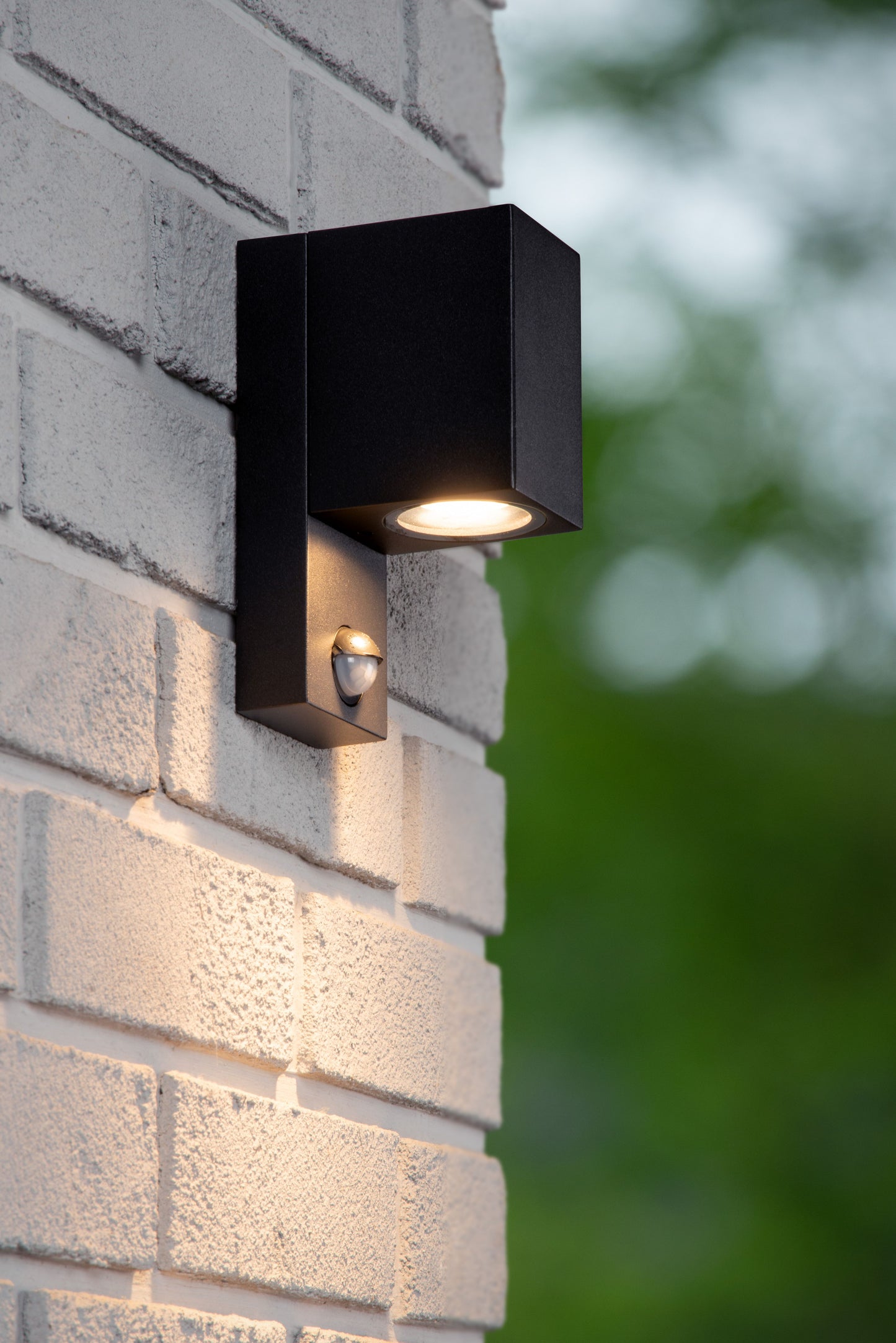 Lucide ZARO IR - Wall spotlight / Wall light Indoor/Outdoor - 1x GU10 - IP65 - Motion & Day/Night Sensor - Black