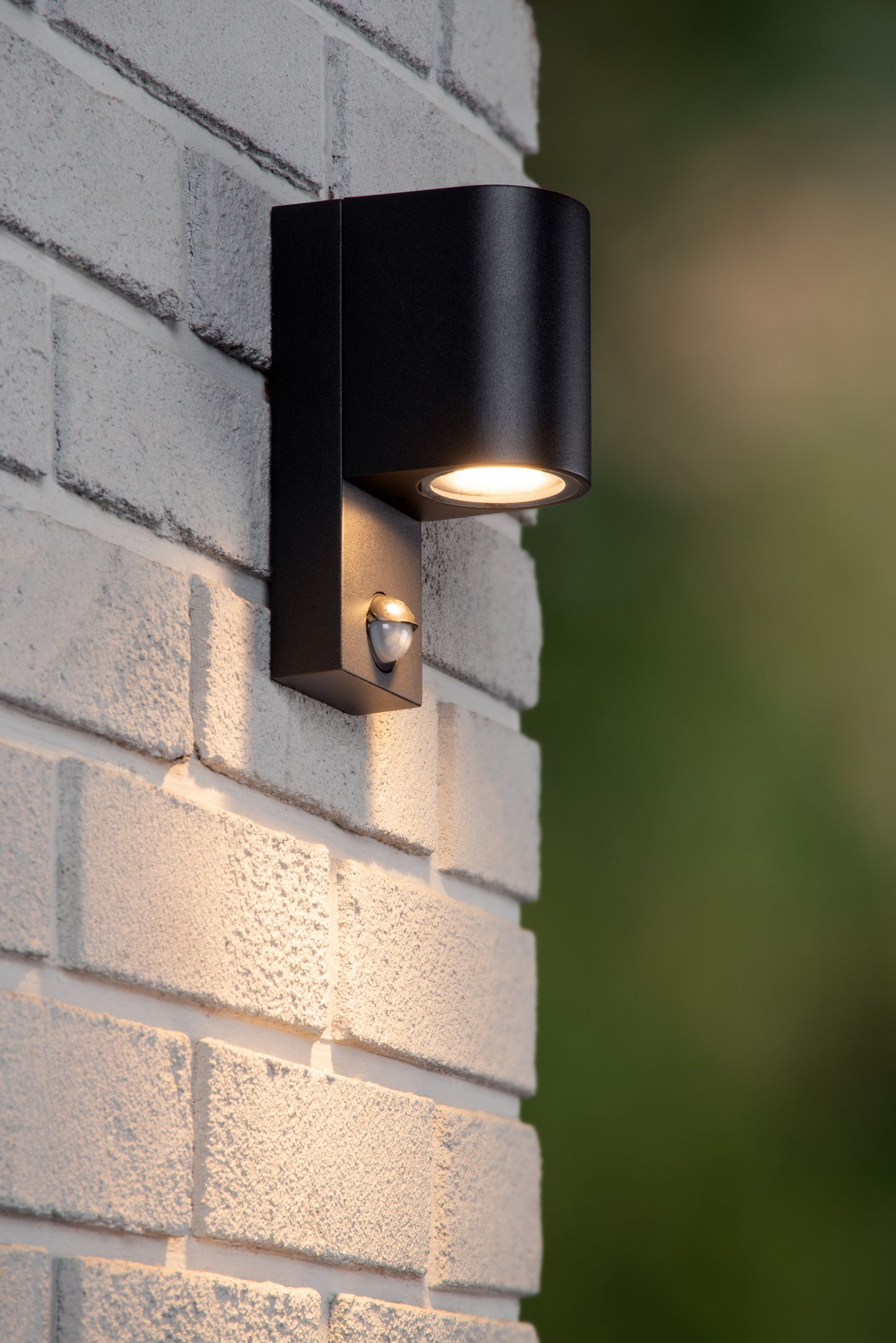 Lucide ZARO IR - Wall spotlight / Wall light Indoor/Outdoor - 1xGU10 - IP65 - Motion & Day/Night Sensor - Black