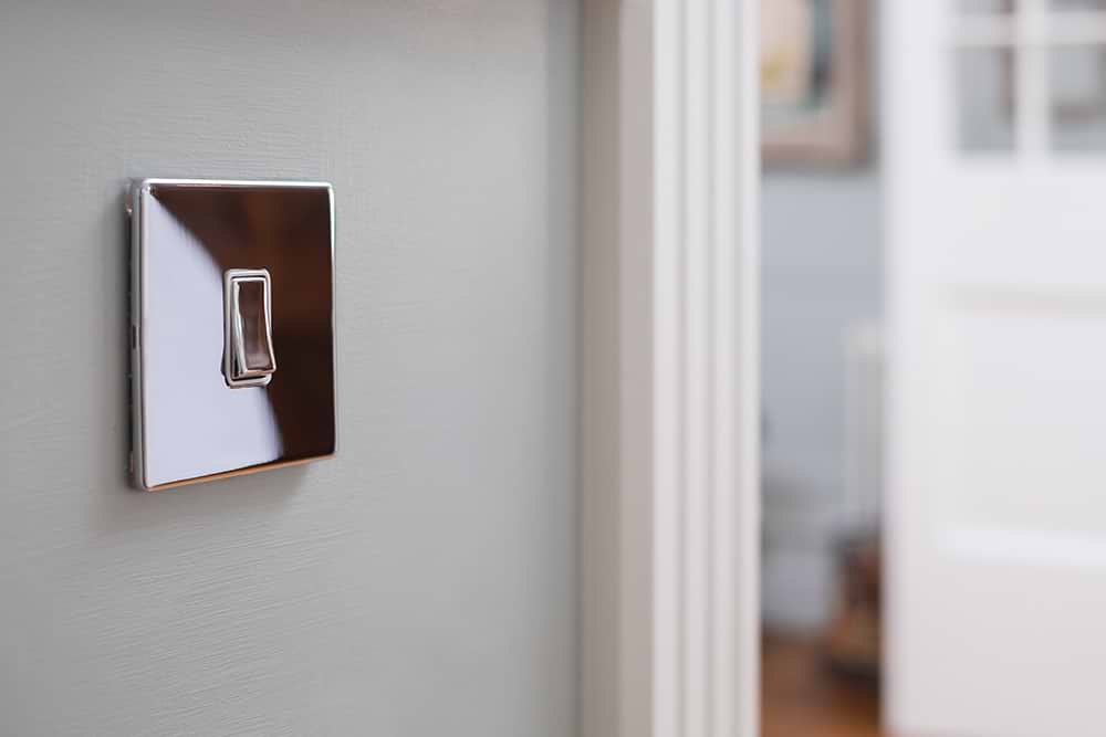 The Finsbury Collection Polished Chrome 1 Gang 2 Way 10A Light Switch Wht Ins Screwless
