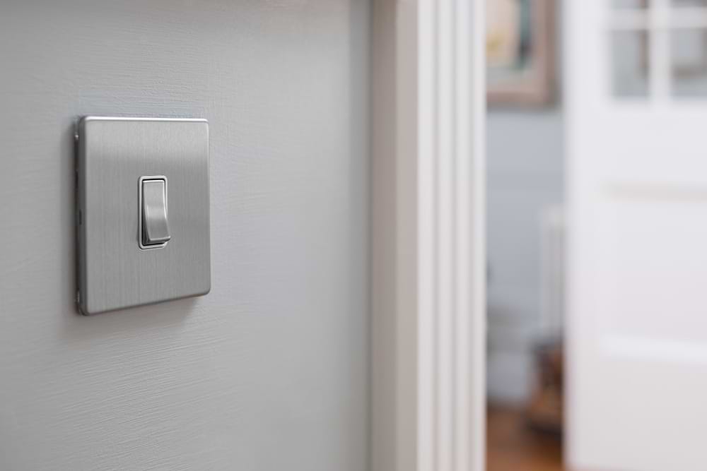 The Lombard Collection Brushed Chrome 1 Gang 2 Way 10A Light Switch Wht Ins Screwless