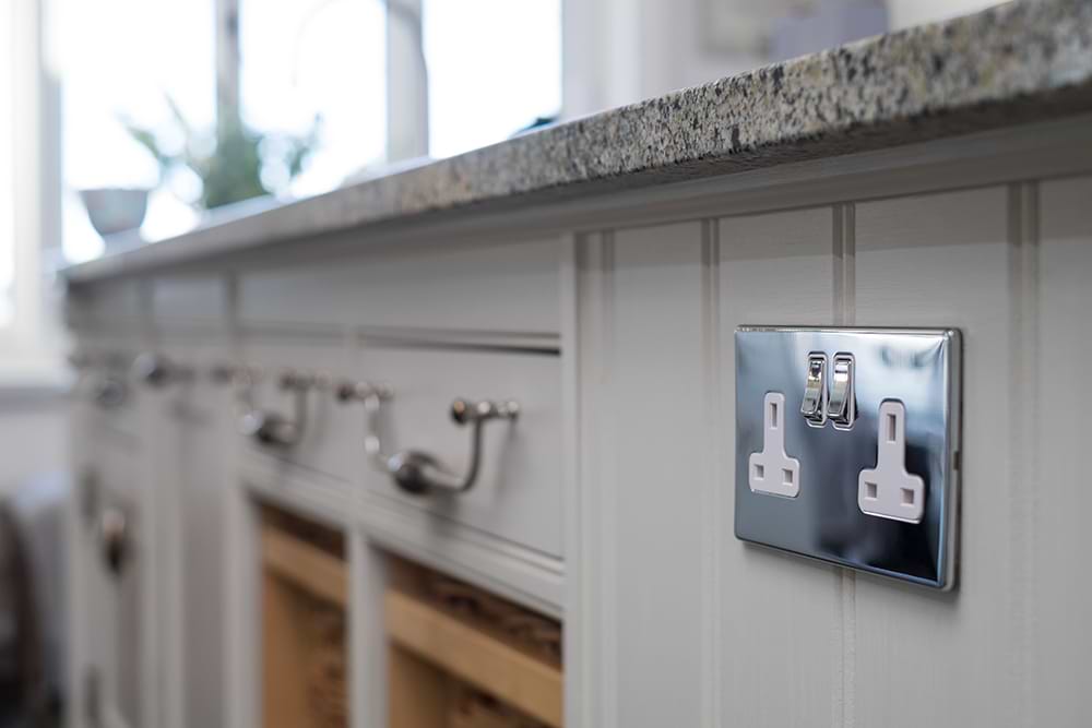 The Finsbury Collection Polished Chrome 2 Gang DP Socket White Ins 13A Screwless