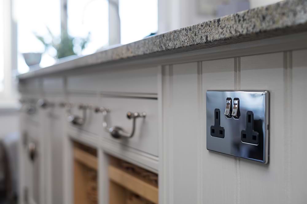 The Finsbury Collection Polished Chrome 2 Gang DP Socket Black Ins 13A Screwless