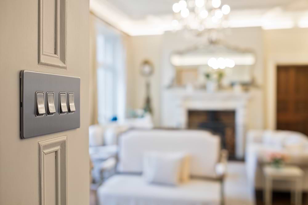 The Lombard Collection Brushed Chrome 4 Gang 2 Way 10A Light Switch Wht Ins Screwless