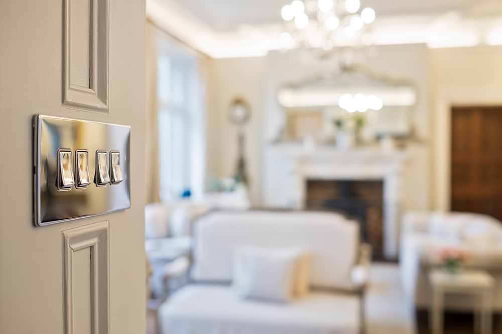 The Finsbury Collection Polished Chrome 4 Gang 2 Way 10A Light Switch Blk Ins Screwless