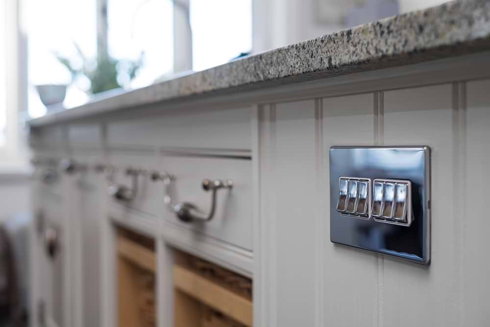 The Finsbury Collection Polished Chrome 6 Gang 2 Way 10A Light Switch Wht Ins Screwless