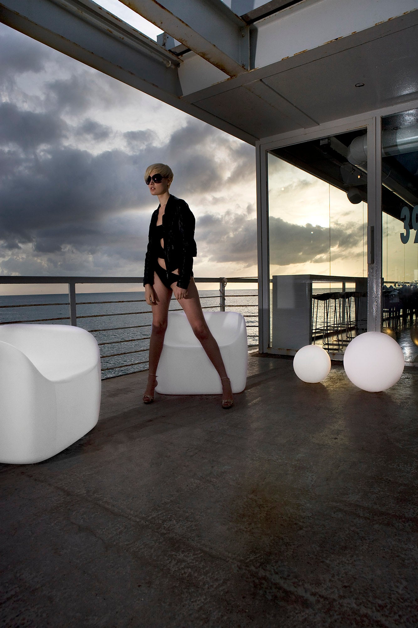 Pao Small Sofa Rechargeable LED RGB Outdoor IP65, Opal White Item Weight: 16.3kg by Mantra
