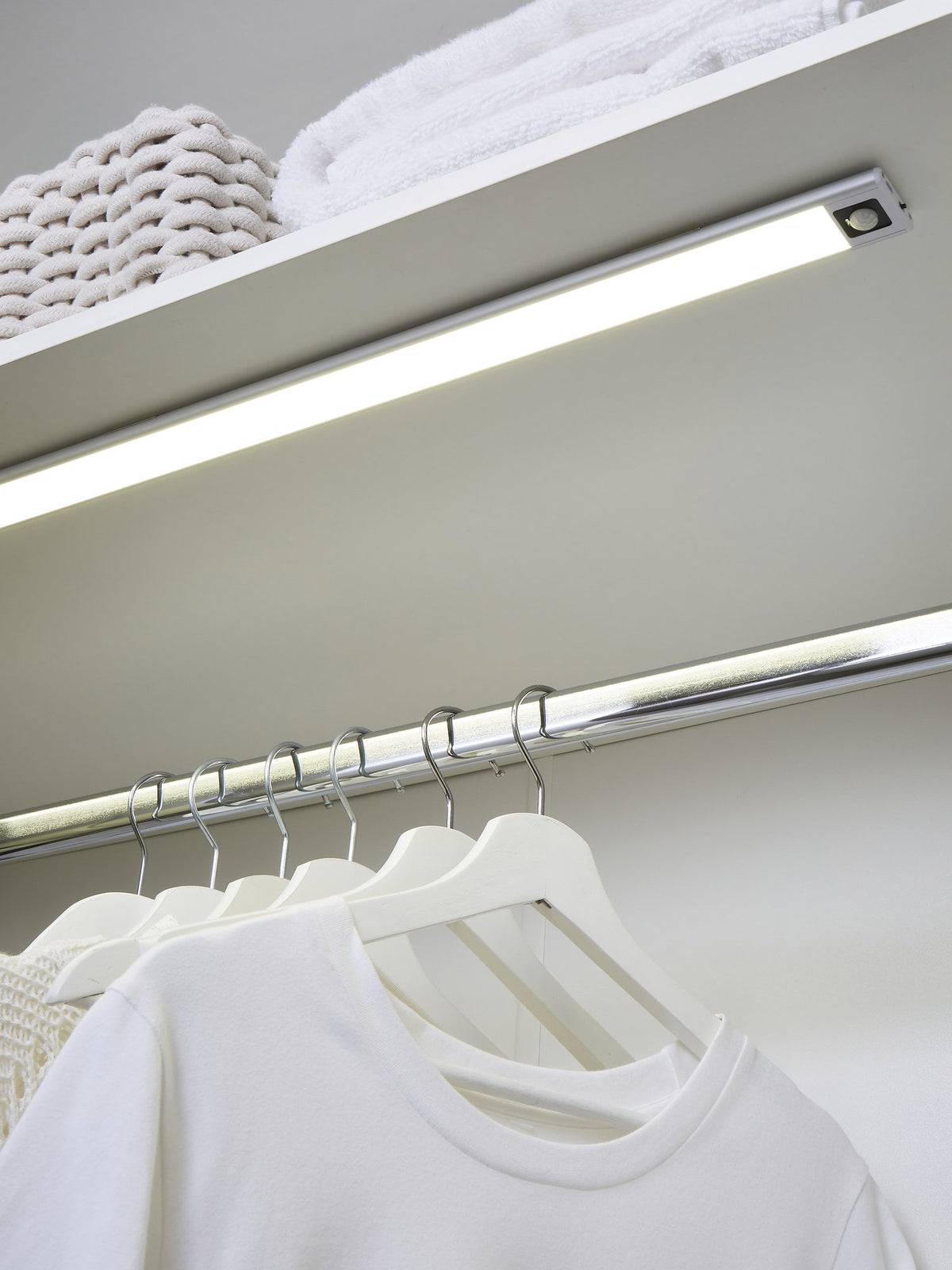 Ligero 2w Flat Rechargeable Cabinet Light with PIR Sensor